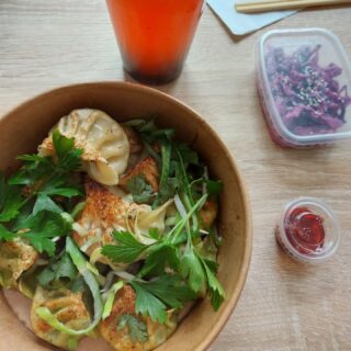 📖 Découvrons "Bar à Momo" 📖
.
.
Pas de bar, mais des spécialités tibétaines 🎎
.
C'est les ravioles cuites à la vapeur que l'on appelle les "momo" 🥟 le choix se porte entre ceux aux légumes ou au bœuf (comme j'ai pris)
Ils sont vraiment très bons 👌 de plus, ils sont toujours accompagnés de chou rouge remarquablement bien assaisonné
.
Mon plat préféré reste les nouilles aux légumes 🍜
La préparation à l'huile et à la sauce soja avec des légumes crus changent totalement des nouilles classiques ! C'est un vrai délice et très copieux en plus 😍
.
Niveau qualité/prix, vous ne trouverez pas mieux 👍
.
.
Sur le plan nutrition :
- les ravioles sont plutôt un aliment sain grâce à la cuisson à la vapeur, donc sans matière grasse et un apport intéressant en protéines (pour ceux au bœuf)
- les nouilles aux légumes sont assez caloriques avec un taux de lipides élevé dû fait de matières grasses importantes (huile, sauce soja). En revanche, les légumes sont crus ! Ce qui permet de bénéficier de toutes leurs vitamines 💪
.
.
Cependant, les repas de ce restaurant, proposant le service à emporter, sont plus healthy que les autres produits sur le marché de la livraison à domicile (pizza, tacos, burger ...)
.
Je vous invite également à manger sur place, où vous serez gentiment accueillis 😇
.
.
Pour tout renseignement :
.
Adresse : 114 Rue Beauvoisine - 76000 Rouen 📌
.
@bar_a_momo
.
.
.
.
.
.
#mangerbien #mangersain #mangerbon #mangerbouger #happylunch #lunchmenu #nutrition #nutritions #nutritionniste #nutritionfood #nutritioninfo #cuisinethai #tibetan #tibetanfood #tibetanbowls #cuisineasiatique