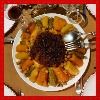 Le couscous Marocain 🥘
.
.
Durant ce voyage au Maroc, j'ai forcément goûté au plat le plus présent là-bas : le couscous ! Plat traditionnel du Maghreb (dont le Maroc).
.
Cette spécialité mêlent partage et convivialité où chacun se sert directement dans le plat disposé au milieu de la table 🍽
.
En fonction des régions et des cultures, la préparation du couscous peut varier. Cependant, ceux que j'ai mangé au Maroc étaient toujours composés de la sorte : semoule de blé, des légumes (choux, carottes, navets, pois chiches, courgettes, patates douces, pommes de terre), un morceau de poulet ou de mouton, et bien entendu des épices 👌
En revanche, celui de la photo était légèrement différent avec des oignons confits et des raisins secs ! Et c'était tout simplement le meilleur de tous 😍
.
Il faut apporter une grande importance à la préparation de la semoule qui est sélectionné avec soin et subit plusieurs étapes de cuisson où des règles et procédés doivent être suivis à la lettre.
.
.
.
.
.
.
.
.
.
#couscous #couscousmarocain #couscoustime #maroco #maroc🇲🇦 #moroco #moroccotravel #moroccotrip #moroccofood #descovery #descoverfood #ideerecette