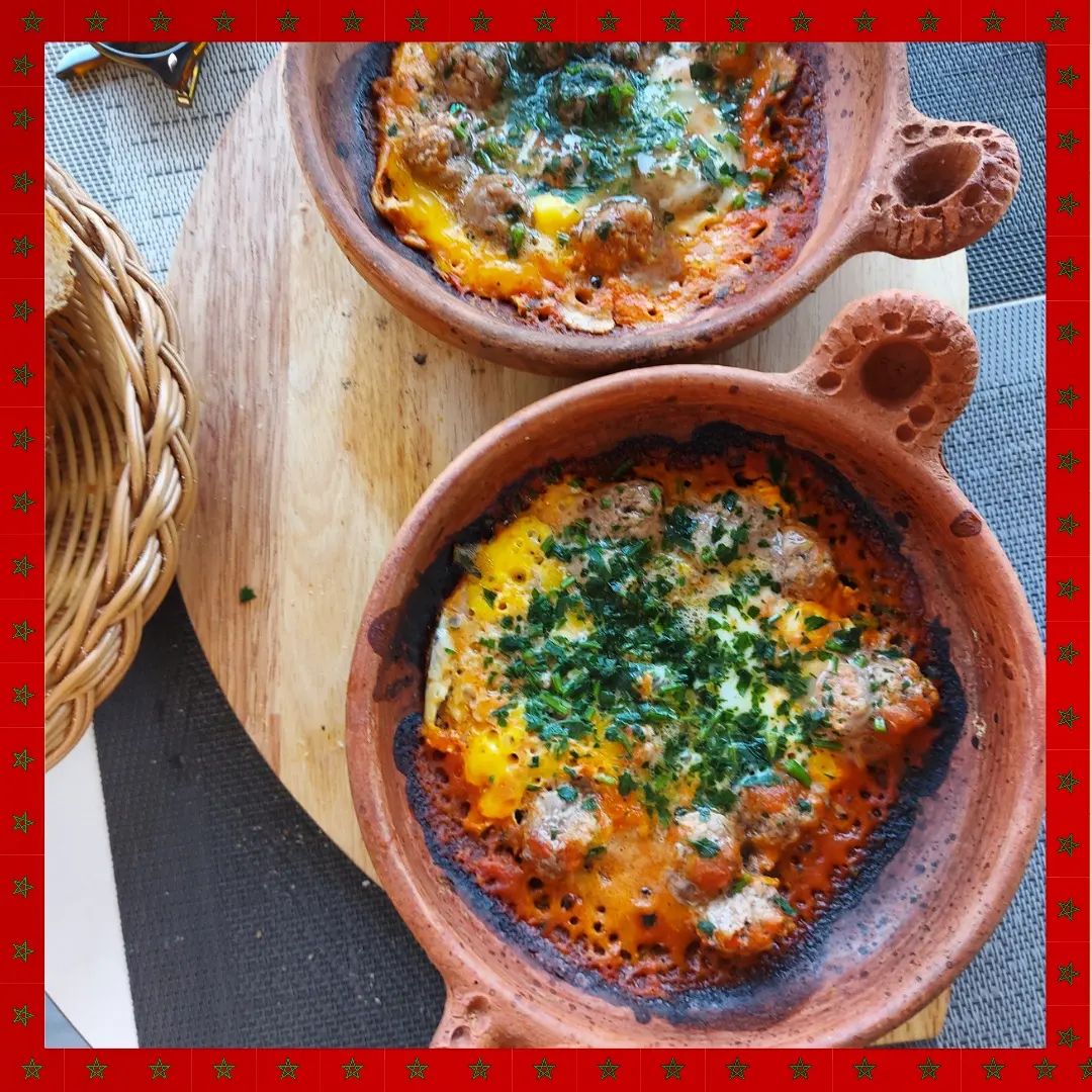 Tajine boulettes de bœuf 🧆
.
.
Les tajines !
Une spécialité typique marocaine !
.
Le tajine désigne aussi bien la préparation culinaire que le plat de cuisson dans lequel il est cuisiné. C'est pourquoi il faut toujours spécifier le type de tajine mangé car il en existe de très nombreuses variétés : dès que la préparation est cuisinée dans ce plat c'est un tajine, peut importe ce que vous mettez dedans. Alors si vous faites cuire des pâtes carbo dans ce plat, c'est un tajine 😂 par contre je ne suis pas convaincu du résultat 🤷
.
En tout cas, le tajine aux boulettes de bœuf accompagnée d'oeufs n'était pas mauvaise du tout 😁
Ils ajoutent souvent de l'œuf dans leur plat ce qui permet de lier les aliments en rendant la préparation plus onctueuse 😋
Après ce n'est pas l'invention du siècle non plus, mais ça reste très bon tout de même
.
.
.
.
.
.
.
.
.
.
#tajine #tajines #tajinemarocain #maroco #maroc🇲🇦 #moroco #moroccotravel #moroccotrip #moroccofood #descovery #descoverfood #ideerecette