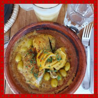Tajine poulet citron 🍋
.
.
Dans mon périple au Maroc, j'ai testé différentes recettes de tajine mais celui-ci est sans aucun doute mon préféré 🤩
Le poulet et citron s'allient harmonieusement en bouche 👌 dégusté en plein centre du Souk de Marrakech, je me suis régalé 😋
Même si cela manquait d'un accompagnement de légumes du soleil 🫑
.
.
.
.
.
.
#tajine #tajines #tajinemarocain #maroco #maroc🇲🇦 #moroco #moroccotravel #moroccotrip #moroccofood #descovery #descoverfood #ideerecette