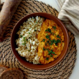 🥘 Dahl lentilles corails 🥘

Je ne vous oublie pas et je me suis dit qu'il fallait que je vous partage ce plat que je me fais très très souvent ! (parce que c'est trop bon en fait 😋)

Cette recette indienne est à base de lentilles corails, du curry et de lait de coco 🥥

On me demande souvent des idées de plats sans viande et ce dahl est un exemple parfait ! Accompagné de son riz, il apport toutes les protéines essentielles et une richesse en fibres 💪
Ajoutez quelques frites de patates douces ou une poêlée de champignons à côté et vous aurez un repas vege complet 🍄 
PS: les légumes c'est la vie

Alors pour cette recette :

Ingrédients (pour 4 personnes) :
- 250g de lentilles corails
- 200ml de lait de coco
- 200g de coulis de tomate
- 2 oignons
- 2 cc de curry
- 1 cc de curcuma
- un brin de sel (c'est beau dit comme ça)
- un vrai brin de persil (ou coriandre)

Recette :
1) Rincez les lentilles corails (plusieurs fois), puis faites les cuire à l'eau

2) Épluchez, puis émincez les oignons et faites-les dorer à la poêle

3) Égouttez les lentilles cuites (c'est normal si c'est un peu pâteux) et ajoutez-les aux oignons. Puis continuez en ajoutant, le coulis de tomate, le lait de coco et les épices (tous les ingrédients en fait)

4) Laissez cuire le tout à feu doux pendant 10 min en remuant de temps en temps

Servez bien chaud avec du riz et régalez vous 😘

#dahl #dal #lentillescorails #faitmaison #reequilibragealimentaire #recettesaine #recettedietetique #recettesimple