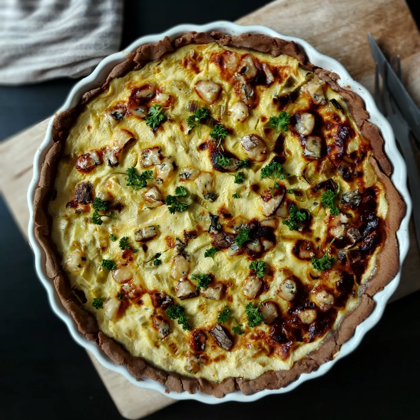 🥧 Tarte poireaux fourme d'Ambert 🥧 

Aujourd'hui, je vous propose une tarte de saison pour varier les plats en hiver ☃️ 

Perso, le poireau j'adore ça ! Ça fait vraiment partie de mes légumes phares ! Accompagnés de fourme d'Ambert, cette tarte devient un vrai régal 🤩 

Je ne mets pas de crème dans ma préparation pour limiter les graisses
*mais j'ajoute une pointe de curry parce que je trouve ça trop bon avec les poireaux 

Pour la recette, munissez-vous (pour un moule de 32cm) :
- 1 pâte brisée
- 3 poireaux
- 150g de fourme d'Ambert
- 3 oeufs
- 250g de fromage blanc
- 200g de lait végétal
- 2 cac de curry
- 1 cac de curcuma
- 2 cac de sucre
- 2 cac de vinaigre balsamique
- pincée de sel 

Recette:
1) Émincez les poireaux et faites-les revenir à la poêle dans un filet d'huile d'olive pendant 20 min. En attendant, préparez et étalez votre pâte dans un moule adapté 

2) Passez à la préparation en attendant que les poireaux cuisent. Battez les œufs, ajoutez fromage blanc, lait, épices et sel et mélangez. Mettez de côté 

3) En fin de cuisson des poireaux, ajoutez légèrement du vinaigre balsamique et un peu sucre, histoire de les caraméliser (vous verrez c'est meilleur) 

4) Une fois cuits, déposés les poireaux sur la pâte à tarte, recouvrir de la préparation et ajoutez la fourme d'Ambert découpée en petit dés 

5) Placez au four à 180°C pendant 45 min 

Régalez vous 😘 

#tartepoireaux #poireaux #fourmedambert #faitmaison #reequilibragealimentaire #recettesaine #recettedietetique #recettesimple